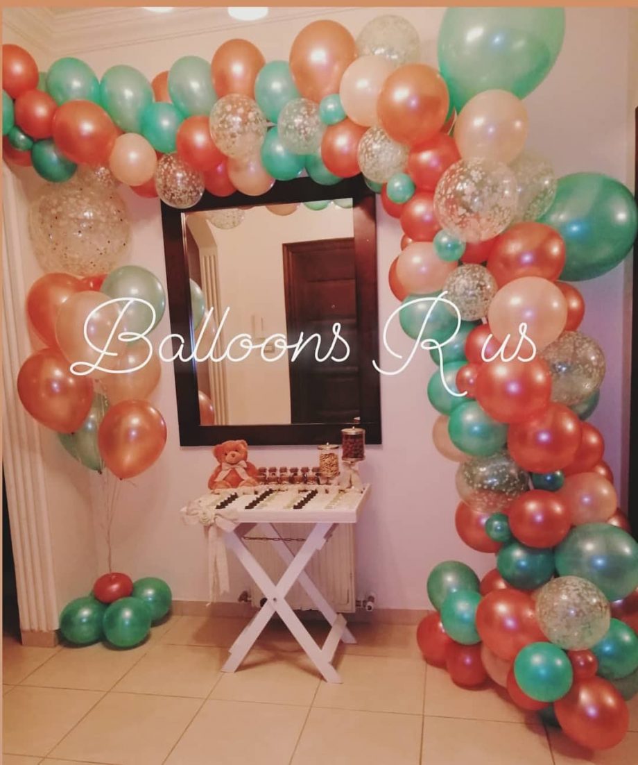 ORGANIC ARCH WITH CONFETTI STAND
