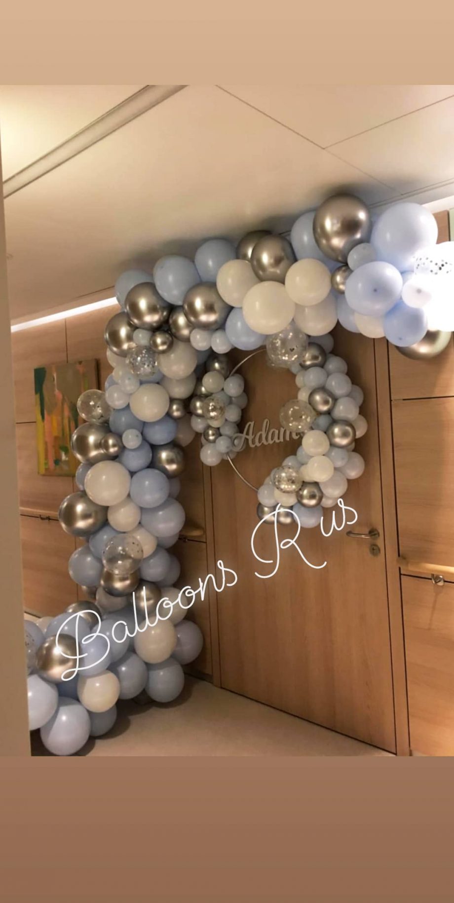 circle balloons with organic arch