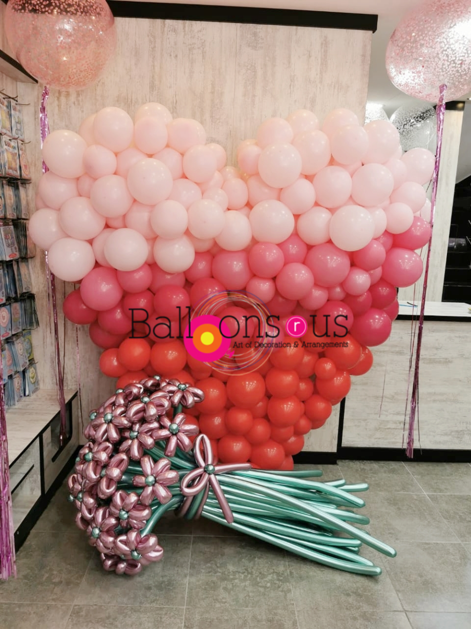 BIG HEART FORM BALLOONS WITH LARGE FLOWERS OF CHROME BALLOONS AND 2 CONFETTI