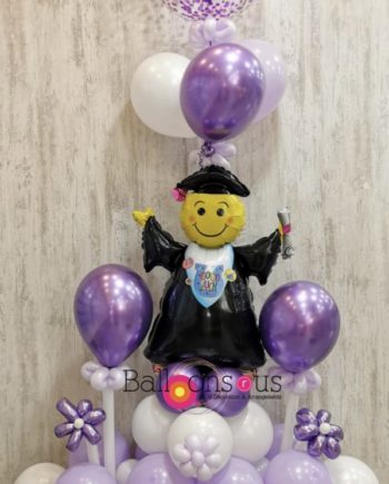 arrangement graduation with big confetti balloon