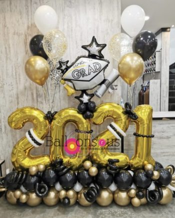 2021 graduation stand with hilum balloons